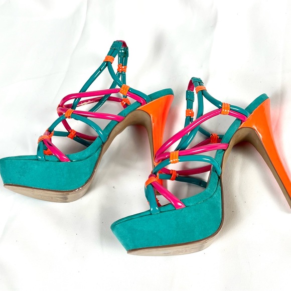 Fun pair of Fergie heels size 8m - Picture 4 of 4